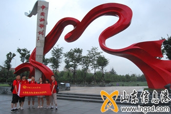 實踐隊員在秧歌城_副本.jpg
