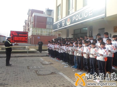 陵縣:“現(xiàn)代城警務(wù)室來了一群小伙伴” (2)_副本.jpg
