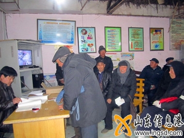 農(nóng)技人員在尹家峪村黨員電教室內(nèi)與農(nóng)民朋友探討種植技術(shù)_副本.jpg