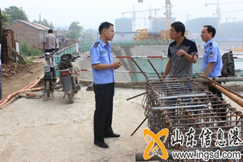 陵縣項(xiàng)目東區(qū)派出所走進(jìn)工地開展夏季安全防范宣傳 (1)_副本.jpg