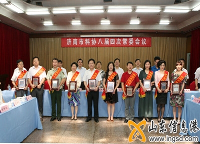市二院王玉教授(左起第一個)接受“首屆泉城十大名醫(yī)”頒獎_副本.jpg