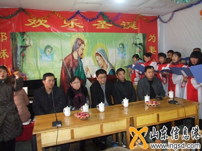 陵縣:國(guó)保民警和信教群眾一起歡樂(lè)過(guò)圣誕_副本.jpg