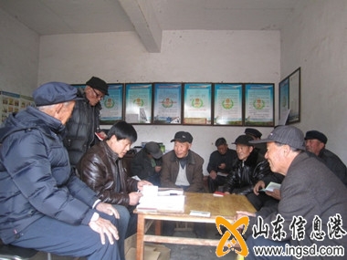 工作人員在為離退休退休老年人審證認證1_副本.jpg