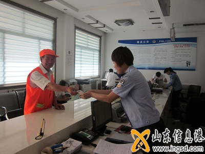 環(huán)衛(wèi)工人撿拾身份證 戶籍民警助力尋失主_副本.jpg