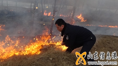 巡邏中遇警情 民警及時(shí)撲滅1 (2)_副本.jpg